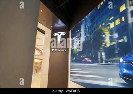 --FILE--Vue d'un logo dans une concession de Tesla magasin à Shanghai, Chine, le 5 septembre 2018. Fabricant de voitures électriques Tesla nous est de nouveau à l'hea Banque D'Images