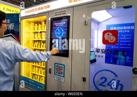 --FILE--un résident local achète des médicaments par le biais d'une réception ouverte 24h distributeur automatique de la plate-forme médicale en ligne chinois Ping, un bon médecin, d'un Ping Insuranc Banque D'Images
