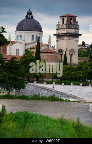 Parrocchia di San Giorgio In Braida- une église catholique romaine à côté de la rivière Adige à Vérone, Italie. Banque D'Images