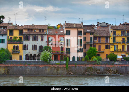 Une boucle de la rivière Adige contient l'ancienne ville de Vérone, un site classé au patrimoine mondial, en Italie. Via Ponte Pietro maisons ont des rachats par l'Adige Banque D'Images