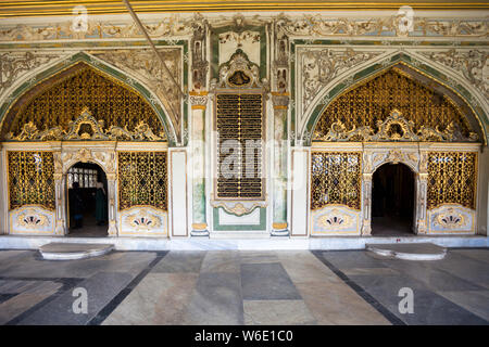 Façade décorée avec art du musée dans le Topkapı Sarayı, Fatih, Istanbul, Turquie Banque D'Images