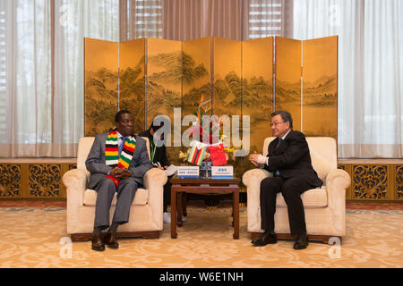 Emmerson Mnangagwa, Président du Zimbabwe, à gauche, des entretiens avec Jiang Zengwei, Président du Conseil chinois pour la promotion du commerce international (CCP Banque D'Images