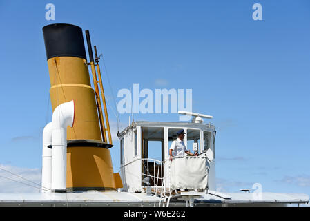 Le capitaine sur le pont d'un bateau à vapeur Belle Epoque fait des croisières et des déplacements réguliers toute la journée sur le lac Léman à Genève, Suisse Banque D'Images