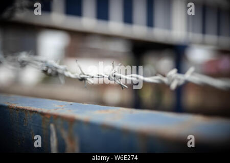 Un gros plan de barbelés avec une faible profondeur de champ Banque D'Images