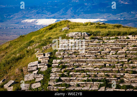 Ruines hellénistiques. Amphithéâtre décayé à Laodykeia près de Pamukkale, Turquie Banque D'Images