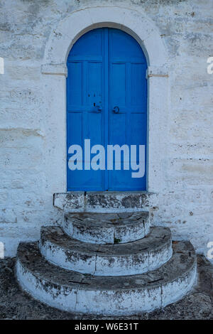 Portes bleues et pas dans un village blanc chapelle sur l'île de Lesbos, Grèce Banque D'Images