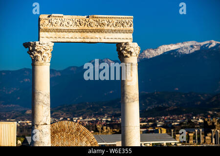 Ruines hellénistiques avec colonnes corinthiennes à Laodykeia près de Pamukkale, Turquie Banque D'Images