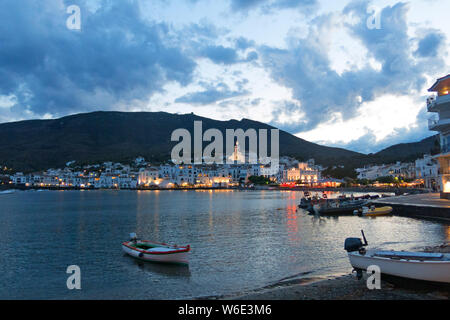 Cadaques le coucher du soleil. Romantisme dans la mer Méditerranée. Le village de Salvador Dali, en Costa Brava, Catalogne, Espagne. Banque D'Images