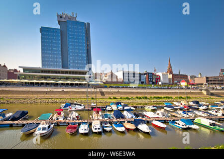 Front de la rivière Drava en ville d'Osijek, vue sur la région de Slavonie Croatie Banque D'Images