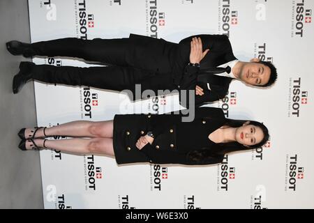 L'actrice chinoise Liu Yifei, droite, et acteur chinois Huang Xiaoming assister à un événement promotionnel pour "Tissot" à Shanghai, Chine, 21 avril 2018. Banque D'Images