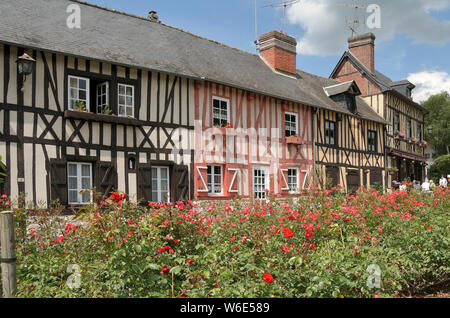 Chalets traditionnels en bois dans le village de Le Bec Hellouin dans la Normandie, France Banque D'Images