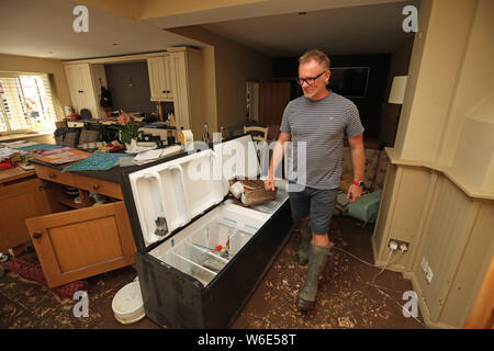 Martin Ward l'inspection des dégâts causés par les inondations dans sa chambre après qu'il a été inondé dans Cheshire, après de fortes pluies ont causé de graves inondations mercredi. Banque D'Images