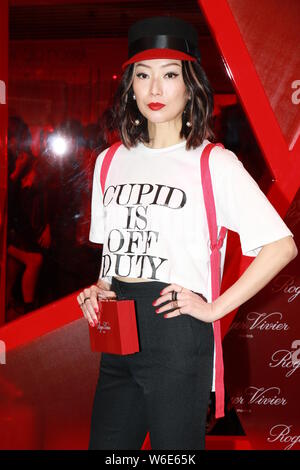 Hong Kong chanteuse et actrice Sammi Cheng pose à la Roger Vivier's Spring Show de l'été à Hong Kong, Chine, 10 avril 2018. Banque D'Images
