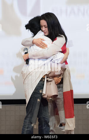 L'actrice chinoise Tang Wei, droit, étreintes chanteuse et actrice taïwanaise Rene Liu lors d'une conférence de presse pour Rene Liu's new film 'Nous et eux' dans Shangh Banque D'Images