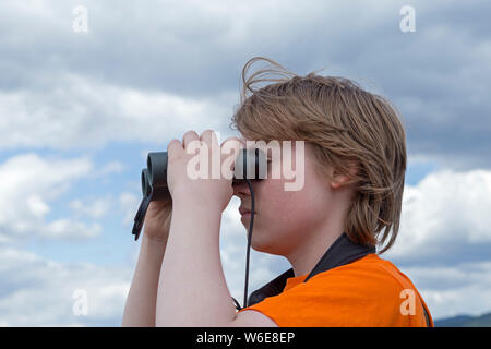 Garçon regardant à travers des jumelles, Grafenau, Parc National, Bayerischer Wald, Bavière, Allemagne Banque D'Images