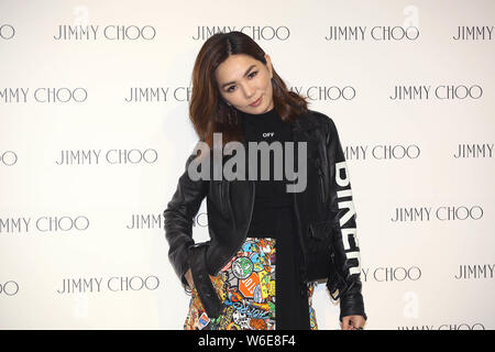 **Hors TAIWAN**Ella Chen Chia-hwa du Taïwanais pop girl group sécurité pose durant un événement promotionnel pour Jimmy Choo à Taipei, Taiwan, le 19 mars 2018. Banque D'Images