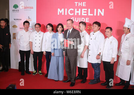 La chanteuse taïwanaise Jolin Tsai, centre, assiste à la Taipei Guide Michelin 2018 à Taipei, Taiwan, le 14 mars 2018. *** *** Légende locale Banque D'Images