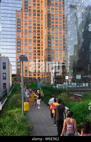 La ligne haute de Manhattan, vue de personnes un soir d'Été Randonnée pédestre Le parc High Line dans le quartier de Chelsea, Manhattan, New York. Banque D'Images