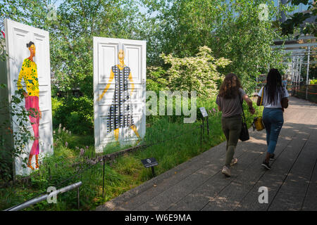 L'art de la ligne haute, vue en été de personnes à pied passé un Lubaina Hamid installation ( cinq conversations) sur la ligne haute à Chelsea, New York City. Banque D'Images