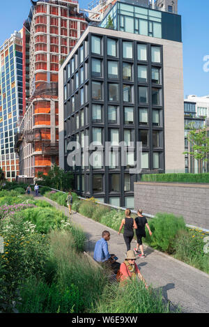 New York High Line, vue sur les gens en été à pied le parc High Line dans le quartier du centre-ville de Chelsea à Manhattan, New York City, Etats-Unis. Banque D'Images