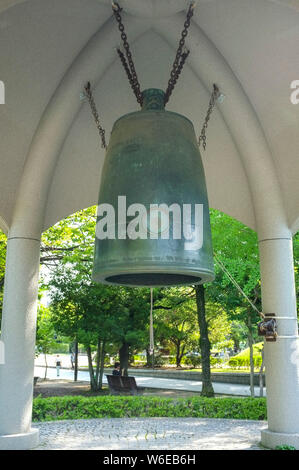 La cloche de la paix, dans le Hiroshima Peace Memorial Park, à Hiroshima au Japon. Banque D'Images