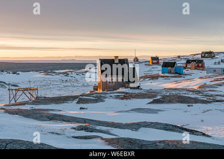 Des maisons abandonnées dans le règlement des inuits Oqaatsut, officiellement connu comme Rodebay Banque D'Images