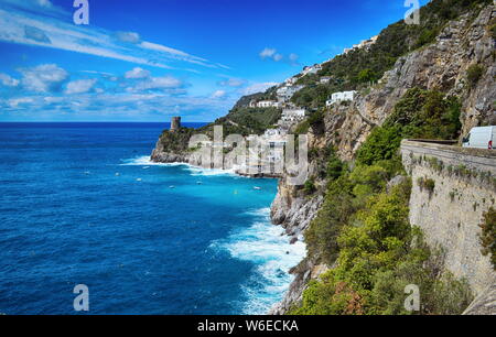 Voyager en Italie. Côte d'Amalfi avec la mer Banque D'Images