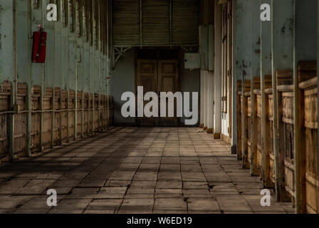 Nonthaburi, Thaïlande - JUL 21,2019 : Intérieur de l'ancien hôtel de ville, bâtiment de style européen. Le vintage blanche en bois maison a été laissé à se détériorer au cours de Banque D'Images