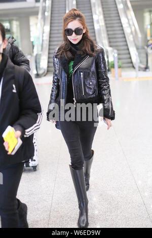 Hong Kong modèle et actrice Angelababy est photographié à l'Aéroport International de Pékin à Beijing, Chine, 4 mars 2018. Banque D'Images