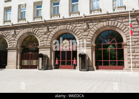 SOFIA, BULGARIE - 1 mai 2018 : Le bâtiment de la présidence, à Sofia, Bulgarie. Présidence de l'entrée principale est gardée par des soldats vêtus de 19e 100 Banque D'Images