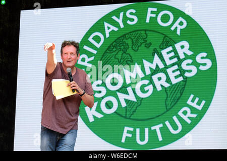 Dortmund / Allemagne, Août 01, 2019. L'éminent physicien allemand, artiste, et artiste de cabaret Dr. Eckart von HIRSCHHAUSEN parle lors de la première 'allemand national vendredi pour Avenir" congrès d'été à Dortmund Wischlingen Park. Les jeunes activistes du climat de toute l'Allemagne se sont réunis pendant quatre jours pour un 'Future' vendredi pour congrès d'été à Dortmund. Il y a prévu des ateliers, 140 podiums et actions autour de la protection du climat, l'activisme et de la politique. Les organisateurs attendent plus de 1 400 participants. Banque D'Images