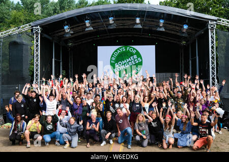 Dortmund / Germany August 01, 2019. Les participants de la première 'allemand national vendredi pour les futurs congrès d' répondre à Dortmund Wischlingen Park. Les jeunes activistes du climat de toute l'Allemagne se sont réunis pendant quatre jours pour un 'Future' vendredi pour congrès d'été à Dortmund. Il y a prévu des ateliers, 140 podiums et actions autour de la protection du climat, l'activisme et de la politique. Les organisateurs attendent plus de 1 400 participants. Banque D'Images