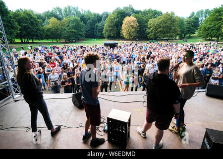 Dortmund / Germany August 01, 2019. Les participants de la première 'allemand national vendredi pour les futurs congrès d' répondre à Dortmund Wischlingen Park. Les jeunes activistes du climat de toute l'Allemagne se sont réunis pendant quatre jours pour un 'Future' vendredi pour congrès d'été à Dortmund. Il y a prévu des ateliers, 140 podiums et actions autour de la protection du climat, l'activisme et de la politique. Les organisateurs attendent plus de 1 400 participants. Banque D'Images