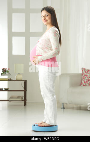 Femme enceinte elle-même de pesage Banque D'Images