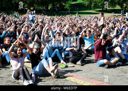 Dortmund / Allemagne, Août 01, 2019. Les participants de la première 'allemand national vendredi pour les futurs congrès d' répondre à Dortmund Wischlingen Park. Les jeunes activistes du climat de toute l'Allemagne se sont réunis pendant quatre jours pour un 'Future' vendredi pour congrès d'été à Dortmund. Il y a prévu des ateliers, 140 podiums et actions autour de la protection du climat, l'activisme et de la politique. Les organisateurs attendent plus de 1 400 participants. Banque D'Images