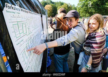 Dortmund / Allemagne, Août 01, 2019. Les participants de la première 'allemand national vendredi pour les futurs congrès d' répondre à Dortmund Wischlingen Park. Les jeunes activistes du climat de toute l'Allemagne se sont réunis pendant quatre jours pour un 'Future' vendredi pour congrès d'été à Dortmund. Il y a prévu des ateliers, 140 podiums et actions autour de la protection du climat, l'activisme et de la politique. Les organisateurs attendent plus de 1 400 participants. Banque D'Images