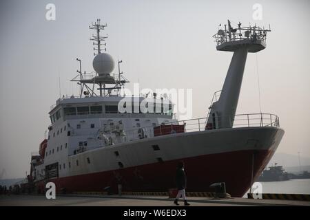 Le bateau de recherche de la Chine, ou Kexue "science", est photographié avant de quitter un port pour une expédition sur le Magellan monts sous-marins de l'ouest Paci Banque D'Images