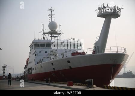 Le bateau de recherche de la Chine, ou Kexue "science", est photographié avant de quitter un port pour une expédition sur le Magellan monts sous-marins de l'ouest Paci Banque D'Images