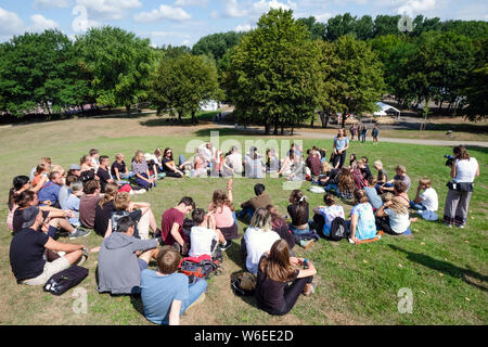 Dortmund / Allemagne, Août 01, 2019. Les participants de la première 'allemand national vendredi pour les futurs congrès d' répondre à Dortmund Wischlingen Park. Les jeunes activistes du climat de toute l'Allemagne se sont réunis pendant quatre jours pour un 'Future' vendredi pour congrès d'été à Dortmund. Il y a prévu des ateliers, 140 podiums et actions autour de la protection du climat, l'activisme et de la politique. Les organisateurs attendent plus de 1 400 participants. Banque D'Images