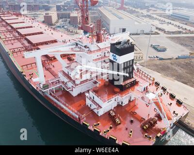 Une vue aérienne des 400 000 tonnes de minerai, transporteur de minerai de Tianjin, à être livrés au Brésil pour le minerai de fer, Vale géant d'amarrer à un port dans la ville de Qingdao, à l'Est Banque D'Images