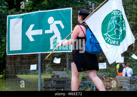 Dortmund / Allemagne, Août 01, 2019. Un participant du "vendredi pour les futurs congrès d' porte un 'Future' vendredi pour banner le jeudi (01.08.19) dans le parc Wischlingen en Dortmund. Les jeunes activistes du climat de toute l'Allemagne se sont réunis pendant quatre jours pour un 'Future' vendredi pour congrès d'été à Dortmund. Il y a prévu des ateliers, 140 podiums et actions autour de la protection du climat, l'activisme et de la politique. Les organisateurs attendent plus de 1 400 participants. Banque D'Images