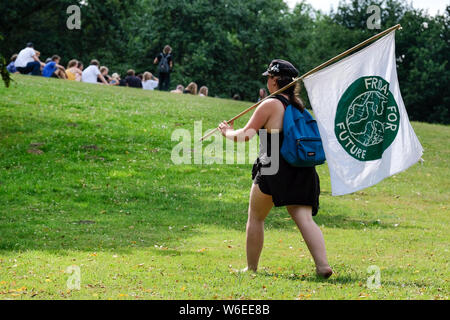 Dortmund / Allemagne, Août 01, 2019. Un participant du "vendredi pour les futurs congrès d' porte un 'Future' vendredi pour banner le jeudi (01.08.19) dans le parc Wischlingen en Dortmund. Les jeunes activistes du climat de toute l'Allemagne se sont réunis pendant quatre jours pour un 'Future' vendredi pour congrès d'été à Dortmund. Il y a prévu des ateliers, 140 podiums et actions autour de la protection du climat, l'activisme et de la politique. Les organisateurs attendent plus de 1 400 participants. Banque D'Images