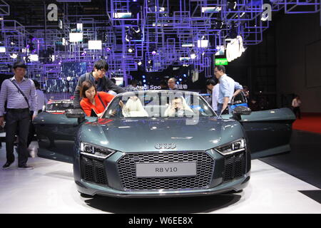 --FILE--visiteurs essayer une Audi R8 V10 au cours de la 17e Exposition de l'industrie internationale de l'Automobile de Shanghai, également connu sous le nom de Auto Shanghai 2017, dans Sh Banque D'Images