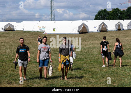 Dortmund / Germany August 01, 2019. La ville de tentes pour nuitée des participants de la première 'allemand national vendredi pour les futurs congrès d' répondre à Dortmund Wischlingen Park. Les jeunes activistes du climat de toute l'Allemagne se sont réunis pendant quatre jours pour un 'Future' vendredi pour congrès d'été à Dortmund. Il y a prévu des ateliers, 140 podiums et actions autour de la protection du climat, l'activisme et de la politique. Les organisateurs attendent plus de 1 400 participants. Banque D'Images