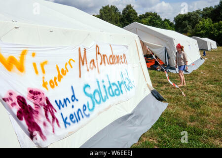 Dortmund / Germany August 01, 2019. La ville de tentes pour nuitée des participants de la première 'allemand national vendredi pour les futurs congrès d' répondre à Dortmund Wischlingen Park. Les jeunes activistes du climat de toute l'Allemagne se sont réunis pendant quatre jours pour un 'Future' vendredi pour congrès d'été à Dortmund. Il y a prévu des ateliers, 140 podiums et actions autour de la protection du climat, l'activisme et de la politique. Les organisateurs attendent plus de 1 400 participants. Banque D'Images