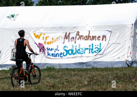 Dortmund / Germany August 01, 2019. La ville de tentes pour nuitée des participants de la première 'allemand national vendredi pour les futurs congrès d' répondre à Dortmund Wischlingen Park. Les jeunes activistes du climat de toute l'Allemagne se sont réunis pendant quatre jours pour un 'Future' vendredi pour congrès d'été à Dortmund. Il y a prévu des ateliers, 140 podiums et actions autour de la protection du climat, l'activisme et de la politique. Les organisateurs attendent plus de 1 400 participants. Banque D'Images