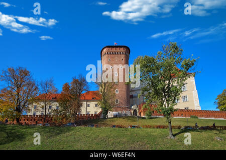 Ancienne tour de château royal de Wawel à Cracovie, Pologne. Banque D'Images