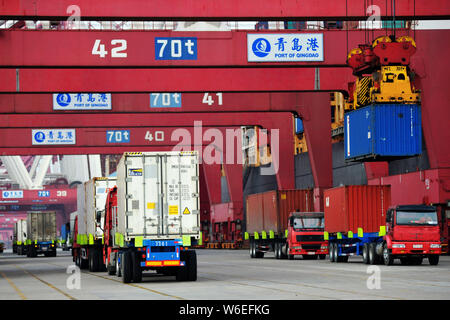 Les conteneurs de transport des camions pour être expédiés à l'étranger, sur un quai du port de Qingdao en Qingdao city, province de Shandong en Chine orientale, le 8 mars 2018. Chi Banque D'Images