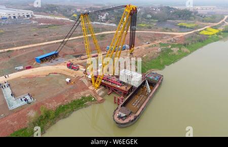 Une grue de levage du véhicule les plus puissantes au monde, transformateur convertisseur développé et fabriqué pour la haute tension en courant continu (HVDC) s Banque D'Images