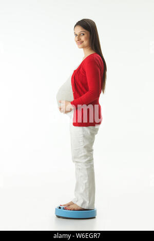 Femme enceinte elle-même de pesage Banque D'Images